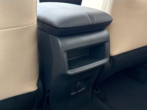 Used 2019 Toyota RAV4 LE FWD image 29