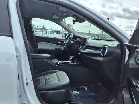 Used 2025 Chevrolet Trax LT w/ LT Convenience Package FWD image 20