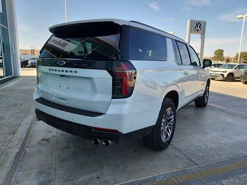 Used 2025 Chevrolet Suburban Z71 image 7