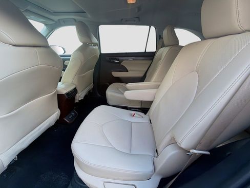 Used 2022 Toyota Highlander Limited image 24