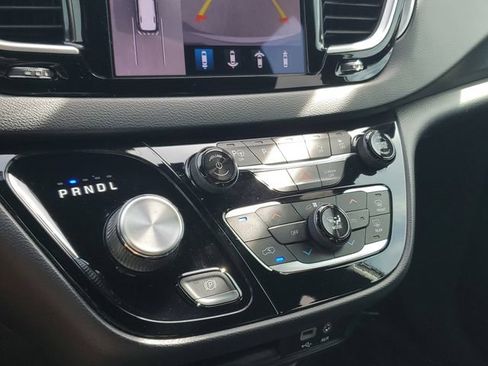 Used 2020 Chrysler Pacifica Touring-L Plus FWD image 19