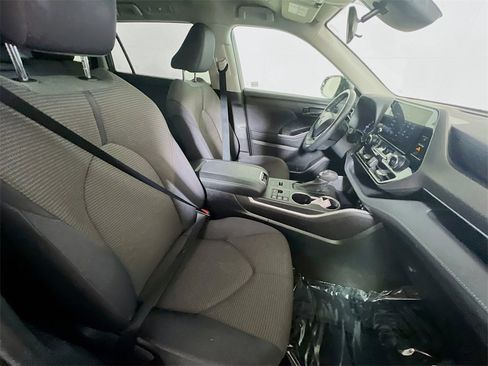 Certified 2023 Toyota Highlander LE image 26