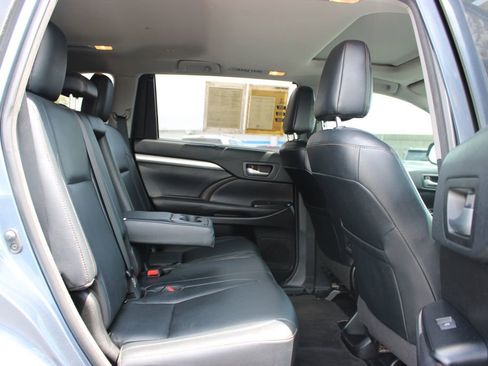 Used 2018 Toyota Highlander XLE AWD/4WD image 31