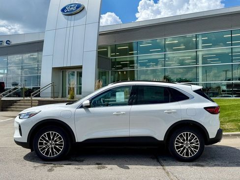 New 2025 Ford Escape SE image 2