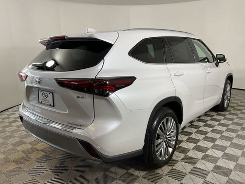 New 2026 Toyota Highlander Platinum AWD/4WD image 8