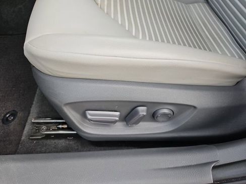 Used 2020 Toyota Camry SE image 16