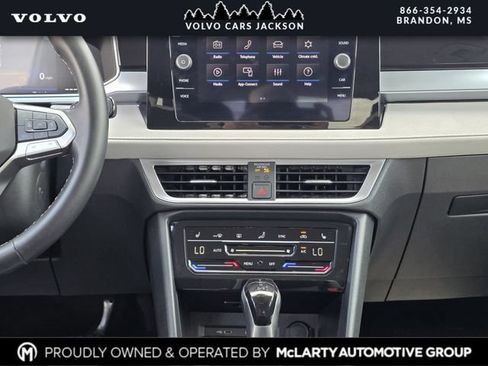 Used 2025 Volkswagen Taos SE AWD/4WD image 9