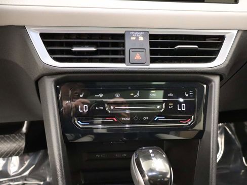 Used 2025 Volkswagen Taos SE w/ Panoramic Sunroof Package image 12