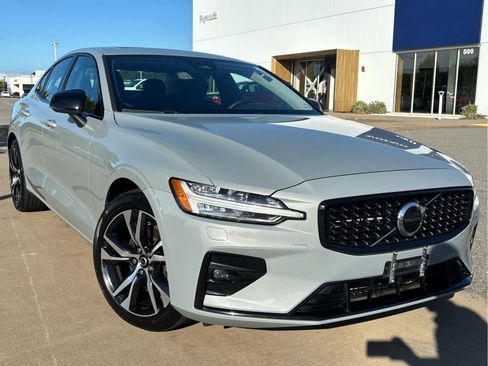 Used 2025 Volvo S60 B5 Core AWD/4WD image 2