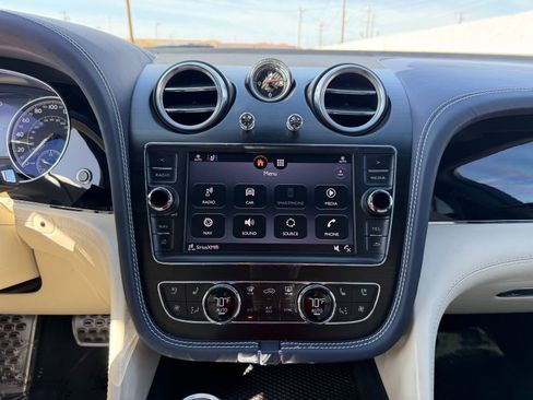 Used 2019 Bentley Bentayga V8 image 14