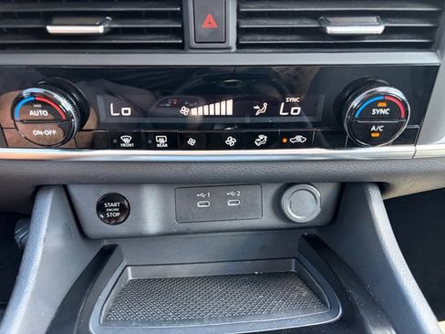 Used 2025 Nissan Rogue SV AWD/4WD image 29