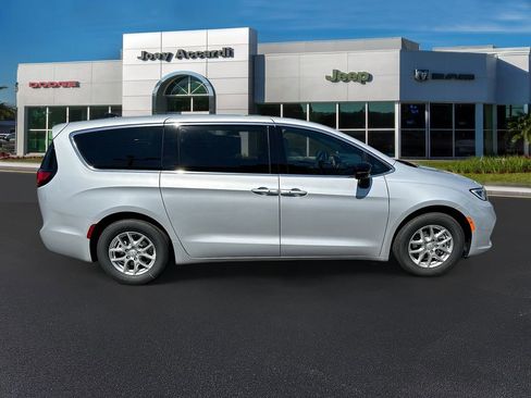 New 2026 Chrysler Pacifica Select image 8