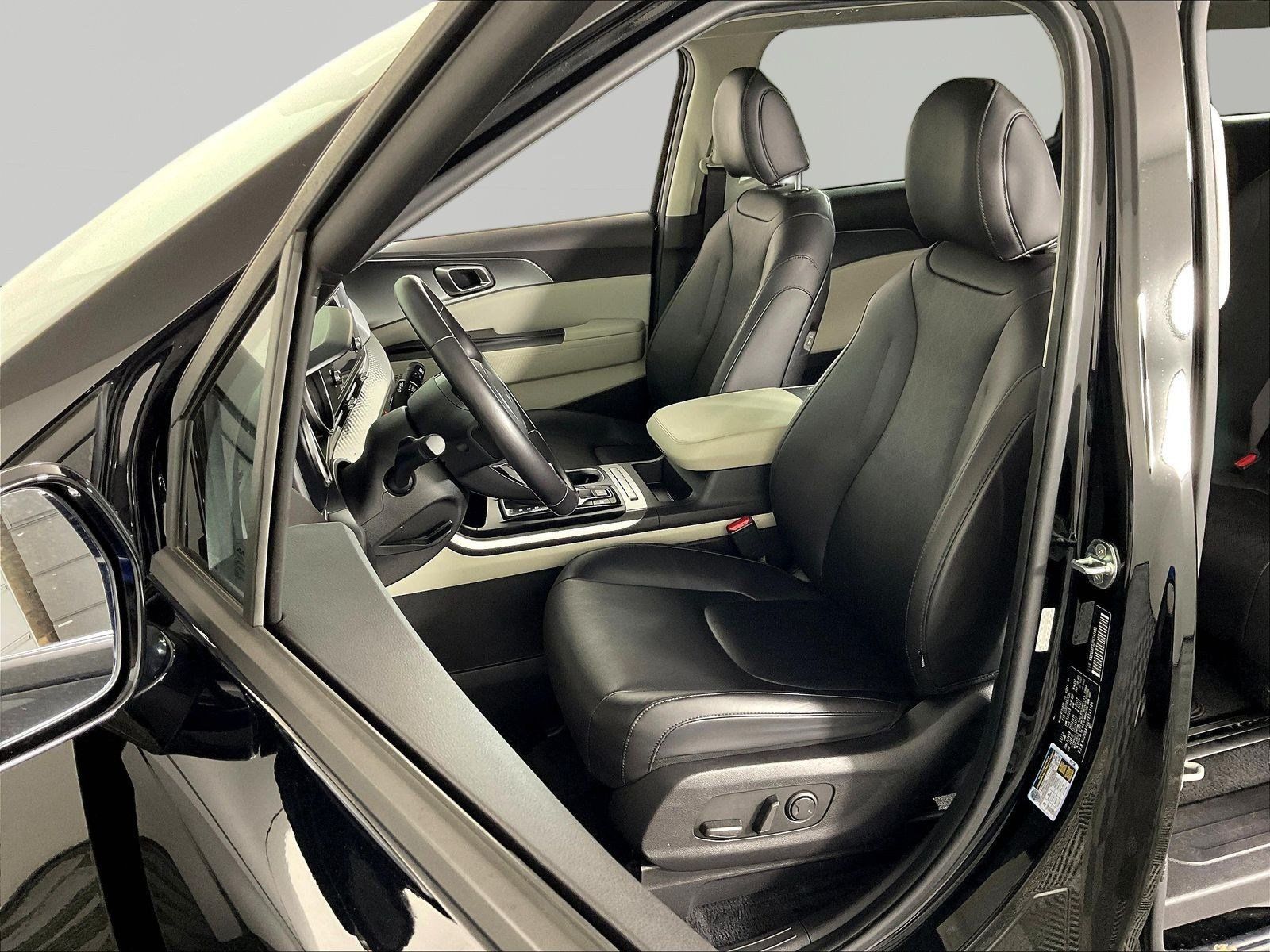 Used 2023 Kia Carnival LX FWD image 21