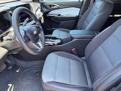 Used 2026 Chevrolet Trax LT w/ LT Convenience Package FWD image 16