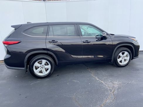 Certified 2020 Toyota Highlander LE image 3