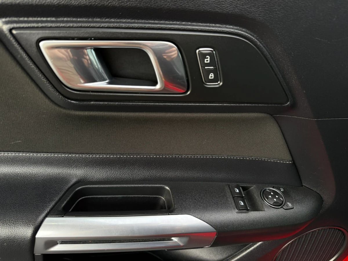 Used 2018 Ford Mustang GT w/ Black Accent Pkg RWD image 32
