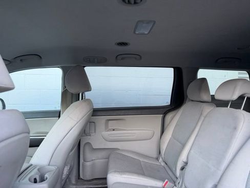 Used 2018 Kia Sedona LX FWD image 16