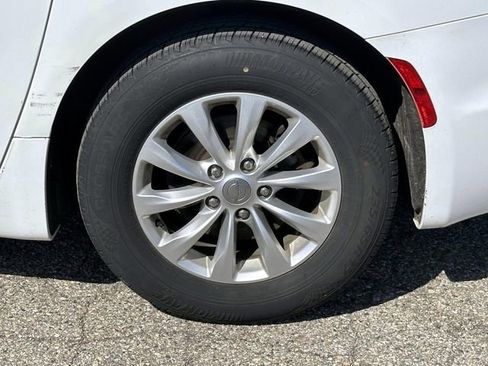 Used 2018 Chrysler Pacifica Touring-L FWD image 8