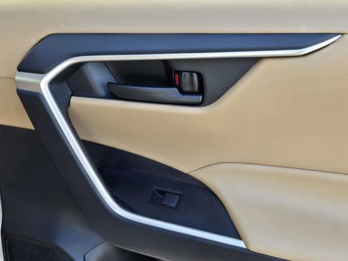 Used 2020 Toyota RAV4 LE image 23