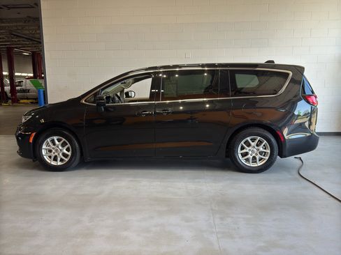 Used 2023 Chrysler Pacifica Touring-L image 2