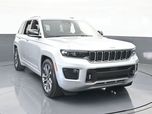 Used 2024 Jeep Grand Cherokee Overland w/ Luxury Tech Group IV image 9