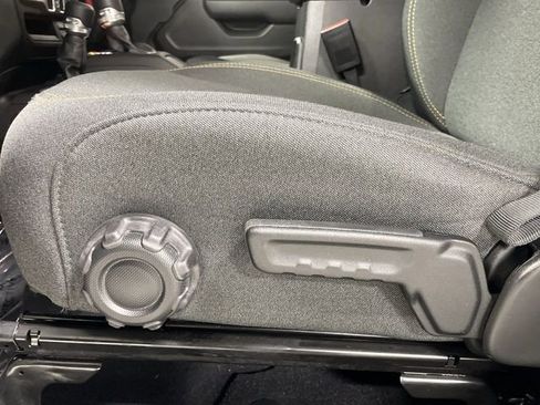 Used 2025 Jeep Gladiator Sport image 12