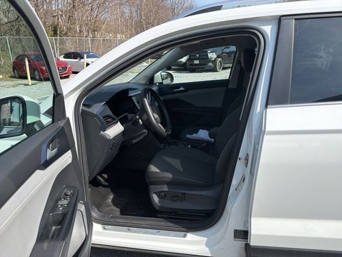 Used 2024 Volkswagen Taos SE image 4