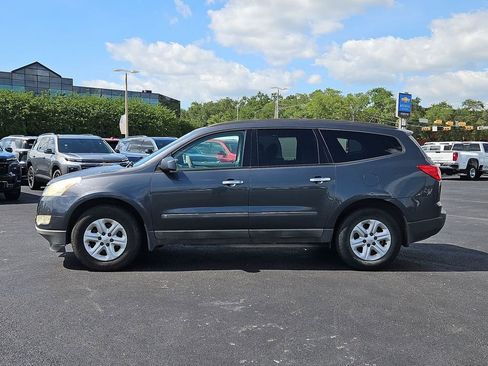 Used 2009 Chevrolet Traverse LS w/ Driver Convenience Package FWD image 3