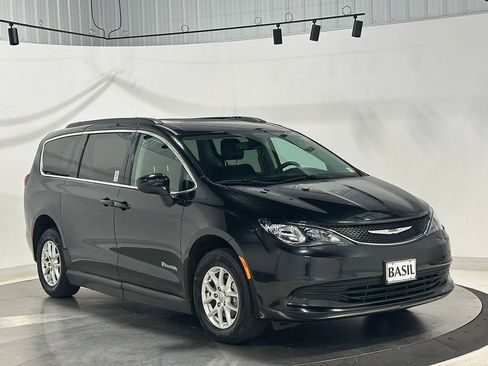 Used 2020 Chrysler Voyager Lxi FWD image 3