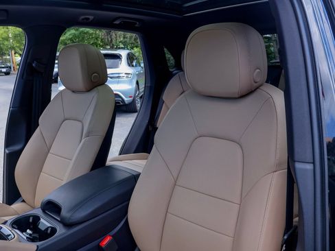 Certified 2025 Porsche Cayenne AWD/4WD image 12