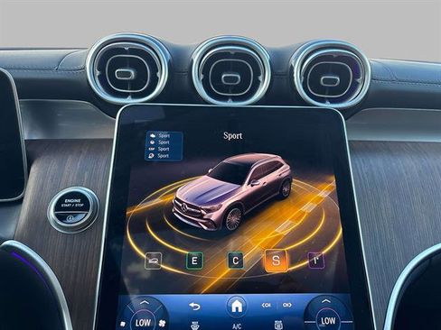 Used 2025 Mercedes-Benz GLC 300 4MATIC image 30