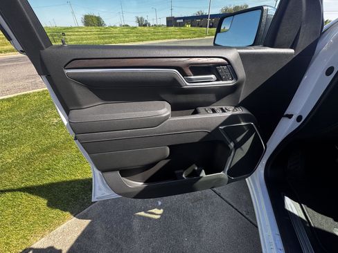 Used 2025 GMC Sierra 1500 SLT AWD/4WD image 8