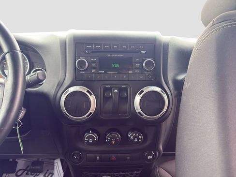 Used 2017 Jeep Wrangler Rubicon w/ Power Convenience Group AWD/4WD image 15