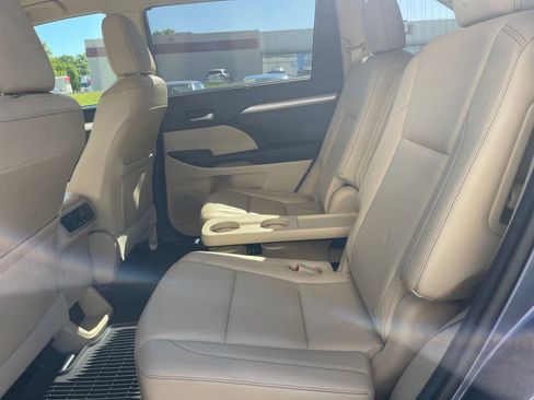 Used 2014 Toyota Highlander XLE FWD image 21