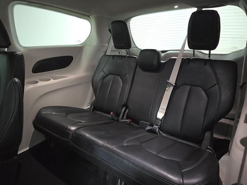 Used 2023 Chrysler Pacifica Touring-L FWD image 10