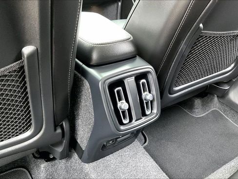 Used 2025 Volvo XC40 B5 Plus image 31