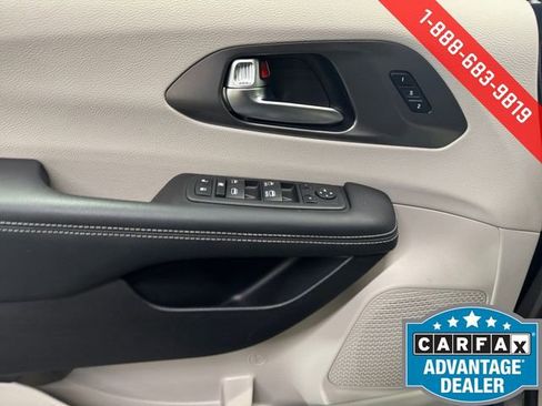 Used 2023 Chrysler Pacifica Touring-L image 26