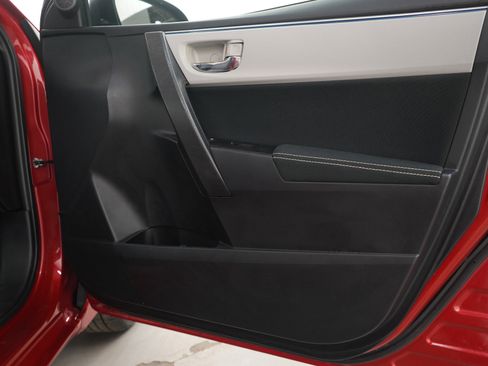 Used 2015 Toyota Corolla LE image 9