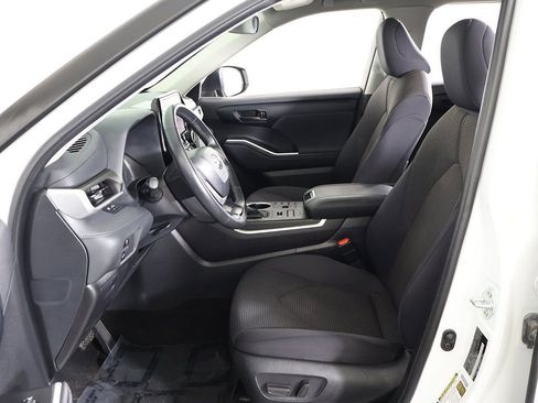 Used 2024 Toyota Highlander LE AWD/4WD image 27