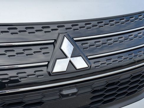 Used 2023 Mitsubishi Outlander SE image 11