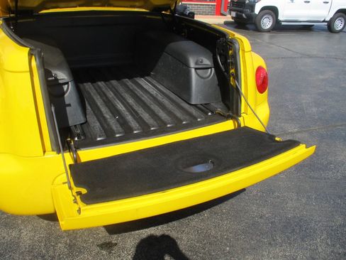 Used 2004 Chevrolet SSR w/ Preferred Equipment Group RWD image 15