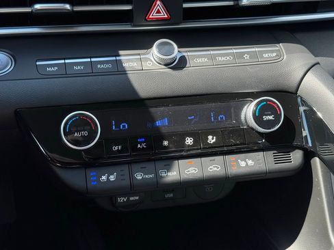 Used 2025 Hyundai Elantra Limited image 34