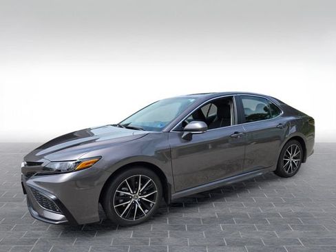 Used 2023 Toyota Camry SE FWD image 3