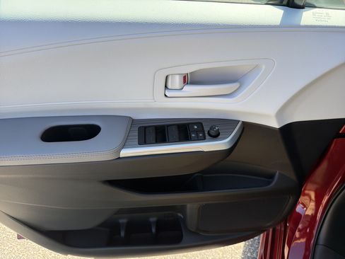Certified 2025 Toyota Sienna LE w/ LE Plus Package FWD image 20