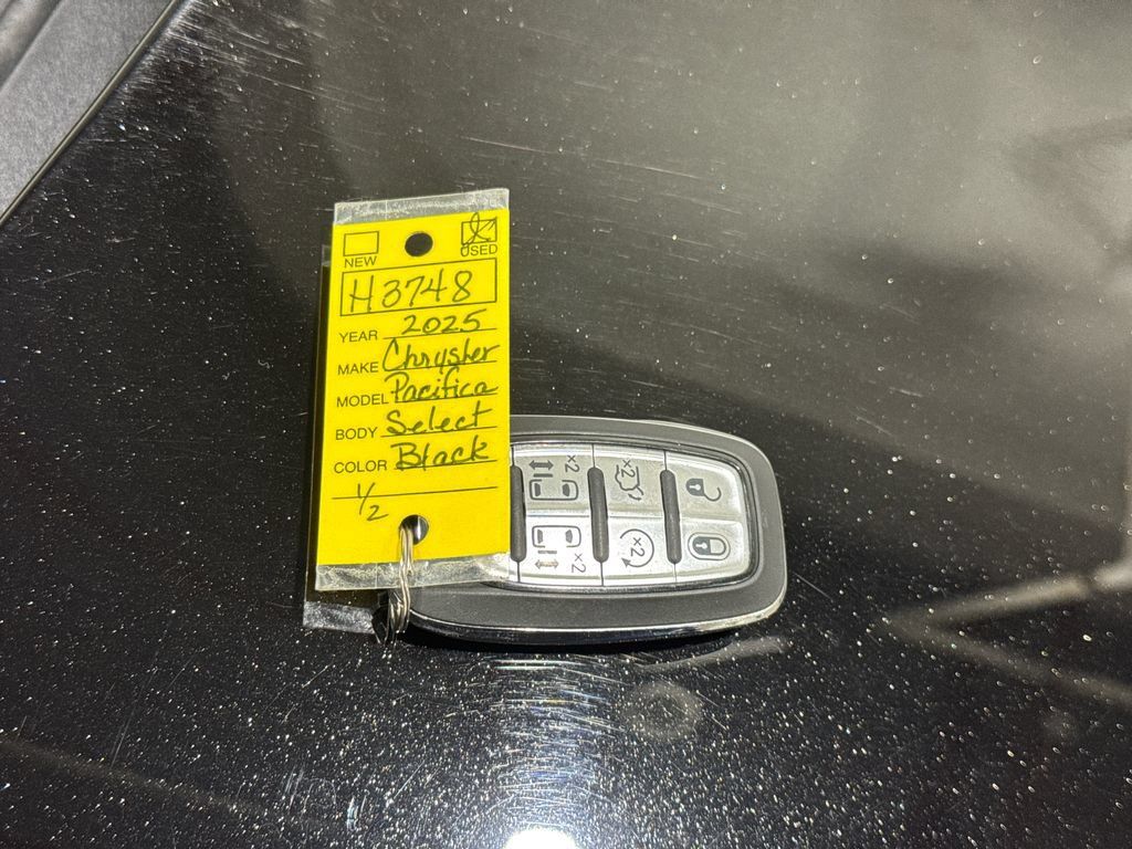 Used 2025 Chrysler Pacifica Select FWD image 41