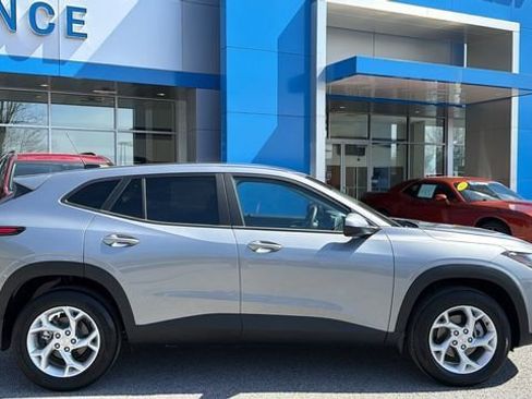New 2026 Chevrolet Trax LS w/ LS Convenience Package FWD image 2