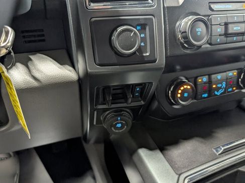 Used 2022 Ford F450 XLT w/ XLT Premium Package image 28