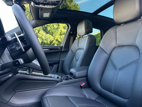Certified 2025 Porsche Macan AWD/4WD image 5