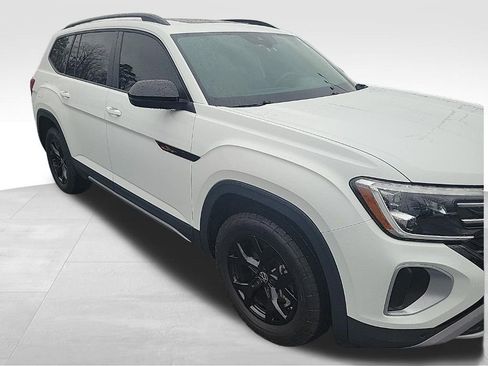 Used 2024 Volkswagen Atlas Peak Edition SE image 4