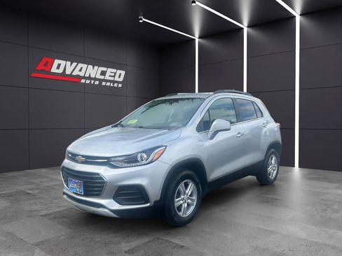 Used 2020 Chevrolet Trax LT w/ LT Convenience Package image 3